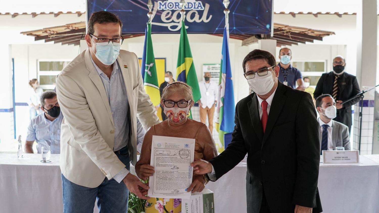‘Sonho realizado’, disse moradora de São Joaquim do Pacuí ao receber o título de regularização do seu terreno