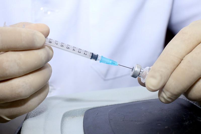 Vacinação contra Covid-19 atende idosos acima de 79 anos para 3ª dose