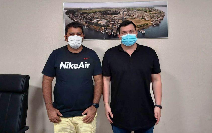 Prefeito recebe visita do deputado federal Acácio Favacho.