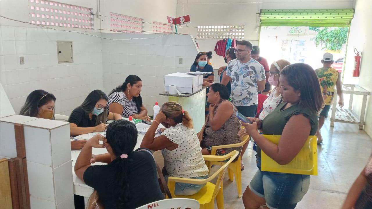 Prefeitura entrega cestas básicas a feirantes afetados pela queda nas vendas de peixes em Macapá