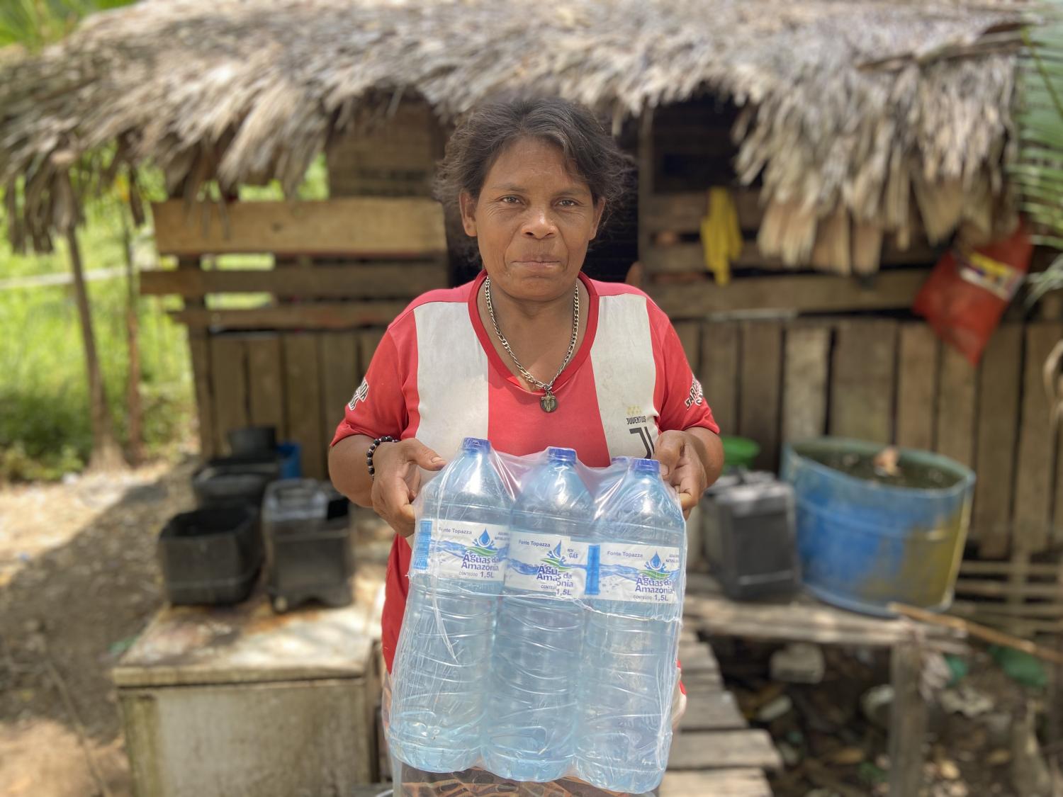 SOS Bailique: Prefeitura já distribuiu mais de 10 mil fardos de água mineral em ação humanitária