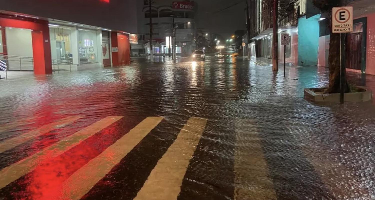 Chuvas acima da média em Macapá deixam bairros sem energia e casas e vias alagadas