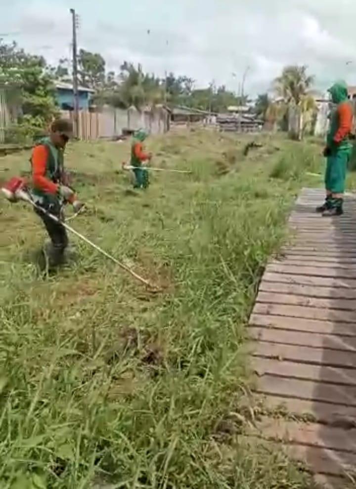 Equipe da Semop desobstrui córrego