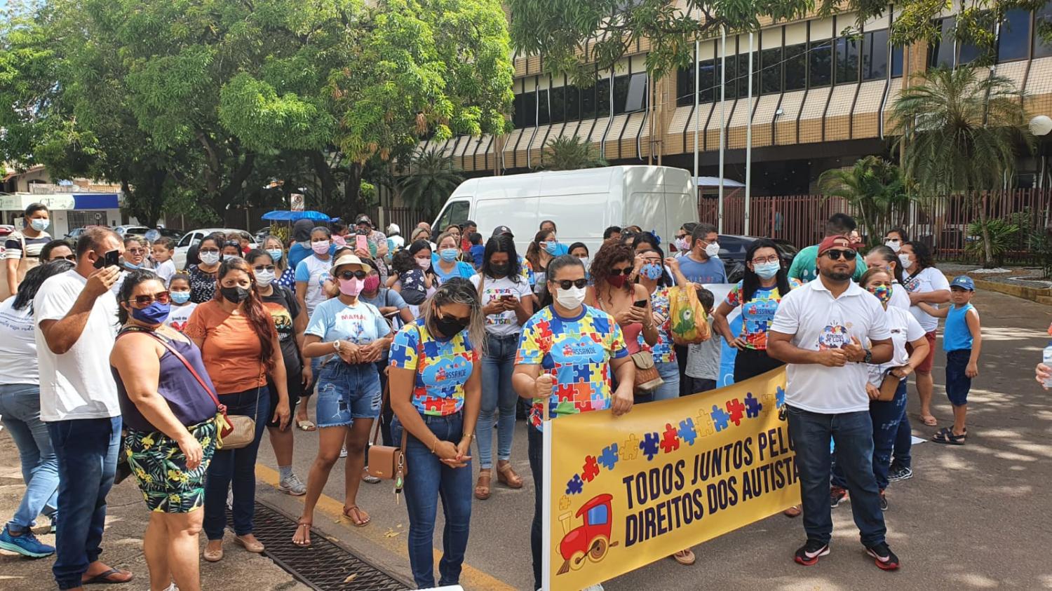 Pais de autistas fazem protesto contra falta de médicos especialistas e de terapeutas na rede pública
