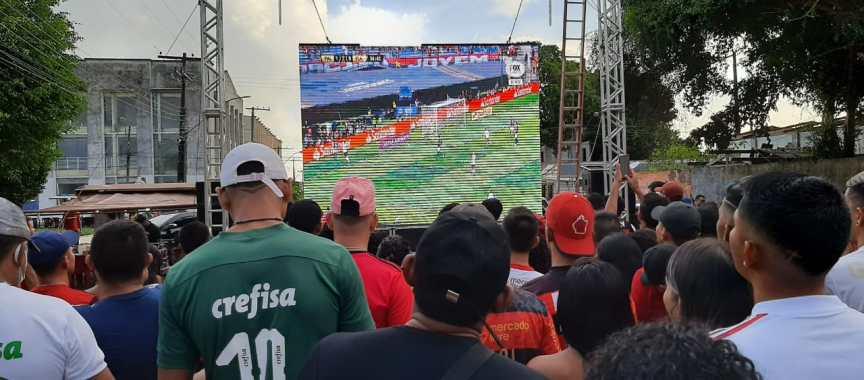 Praça Cívica de Santana recebe limpeza