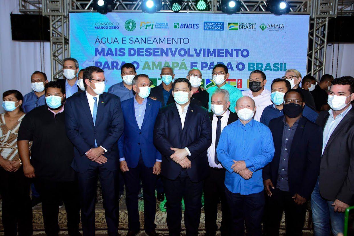 Dia histórico: Davi e Waldez entregam os cheques da concessão do saneamento aos 16 municípios do Amapá