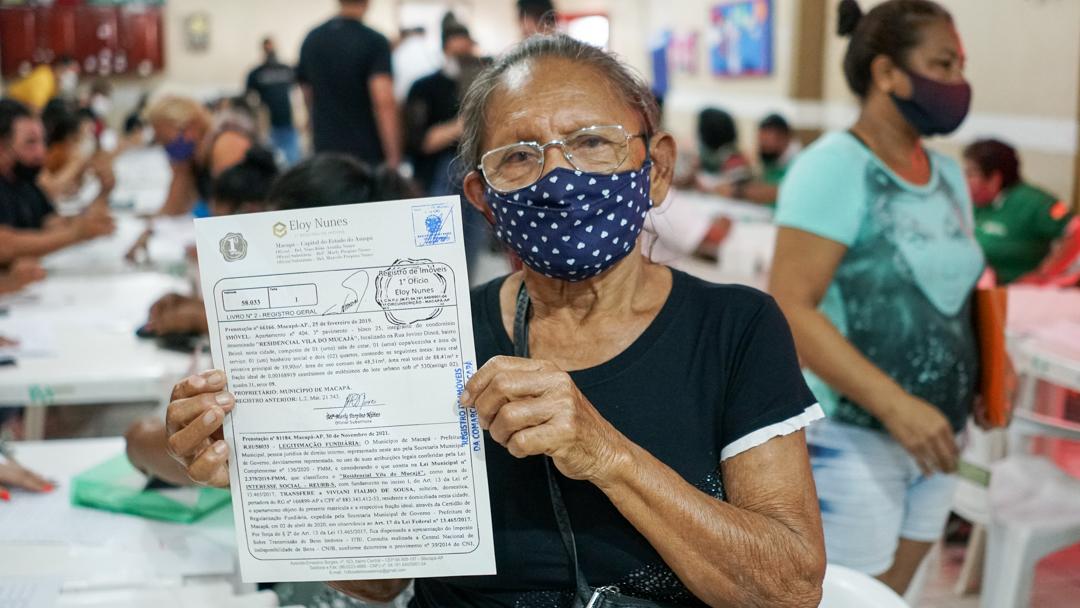 ‘Esperamos muito por esse momento’, diz moradora contemplada com registro de apartamento no Conjunto Habitacional Mucajá