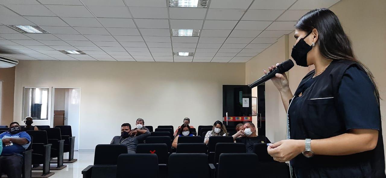 Feirantes recebem orientação sobre legalização e comércio de carnes suínas