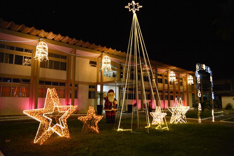 Prédio da Prefeitura de Macapá recebe iluminação e decoração natalina