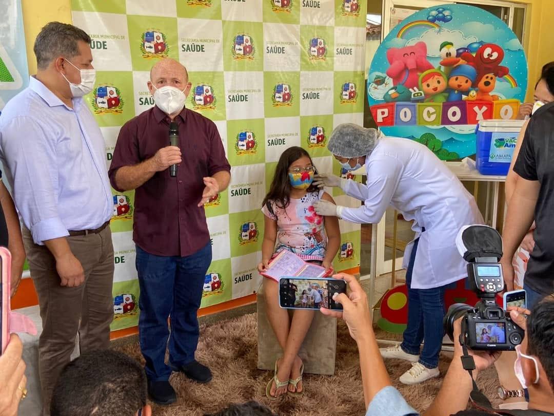 A criança santanenses Yasmim Louise, 10 anos foi a primeira amapaense a receber a vacina
