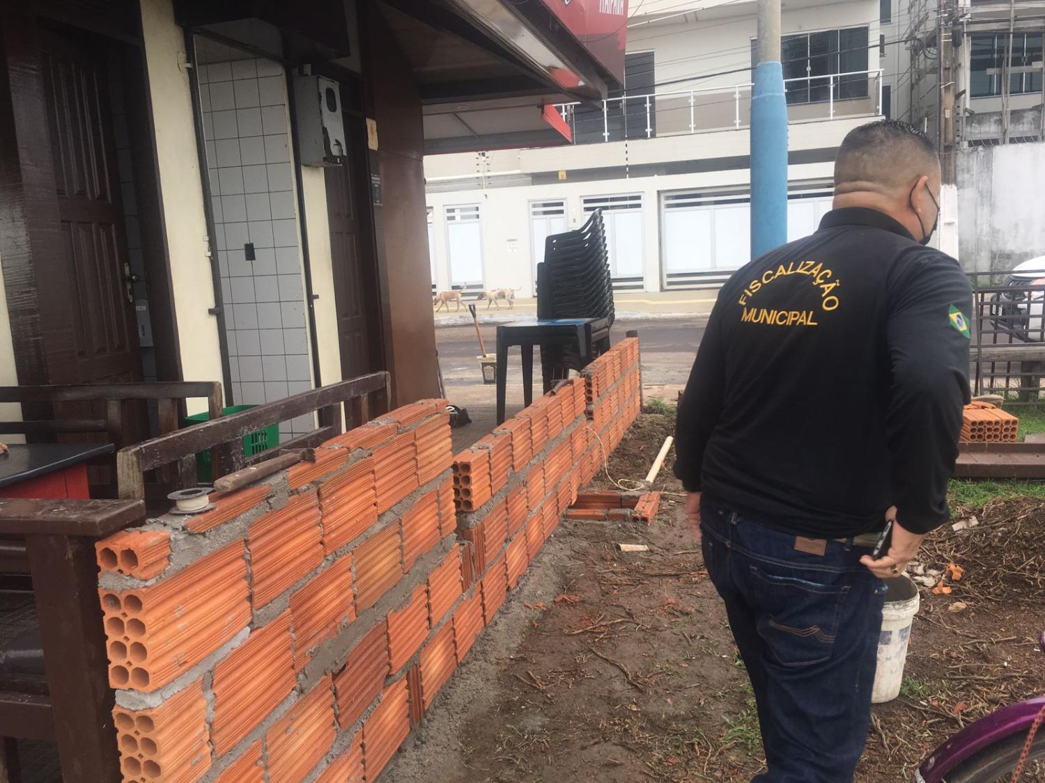 Após denúncia Semhou notifica obra irregular em quiosque na orla de Macapá