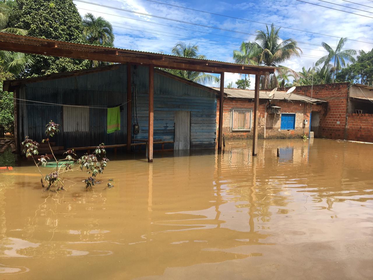 Força-tarefa da prefeitura auxilia famílias afetadas pelas fortes chuvas em Pedra Branca