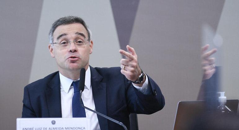 Mendonça manda Congresso e Bolsonaro explicarem fundão