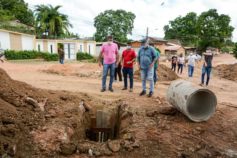 Prefeito visita obras e ouve demandas da população em bairros das zonas norte e sul de Macapá
