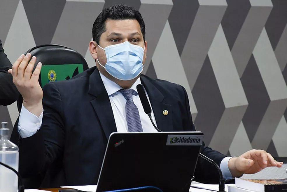 Davi pauta lei do esporte que pune racismo e homofobia nos estádios na CCJ/Senado