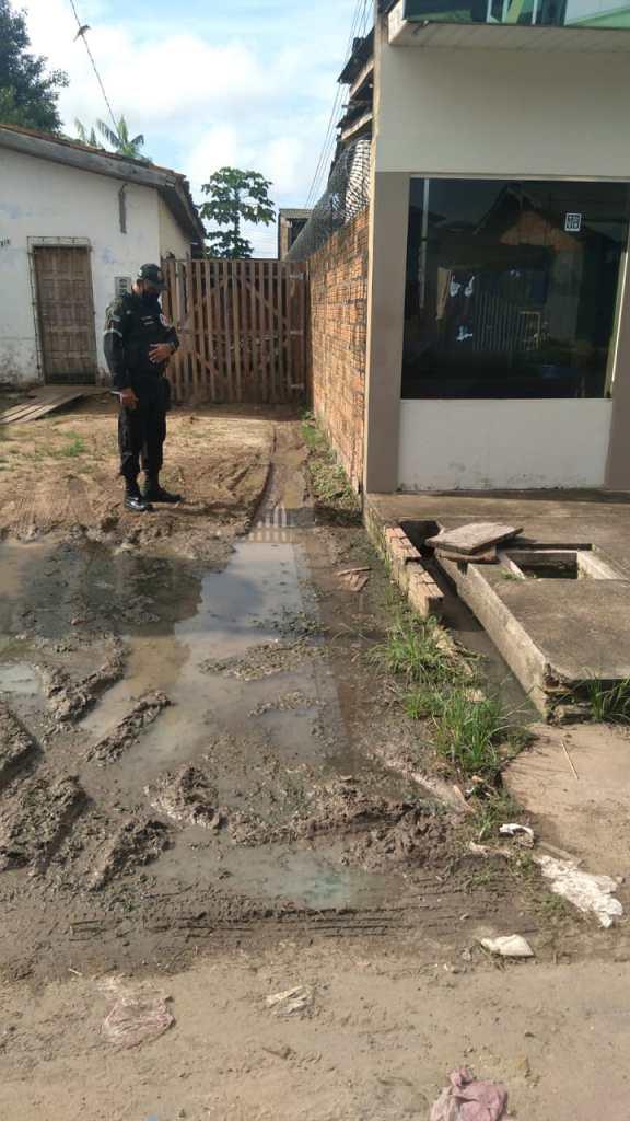 Esgoto a céu aberto é crime.
