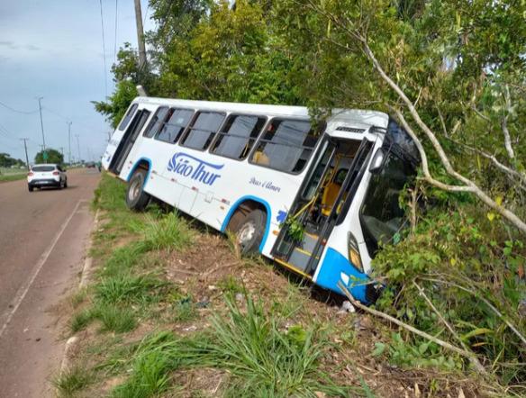 Ônibus perde controle ao passar por lombada em frente ao Bioparque 