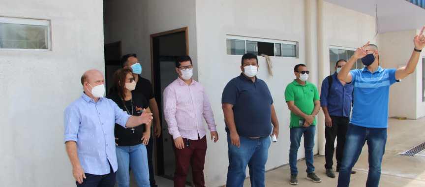 Prefeito Bala Rocha visita obra de creche prevista para ser concluída em cinco meses
