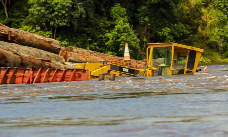  Balsa com madeira vira após bater em pilares de ponte inacabada sobre o rio Jari