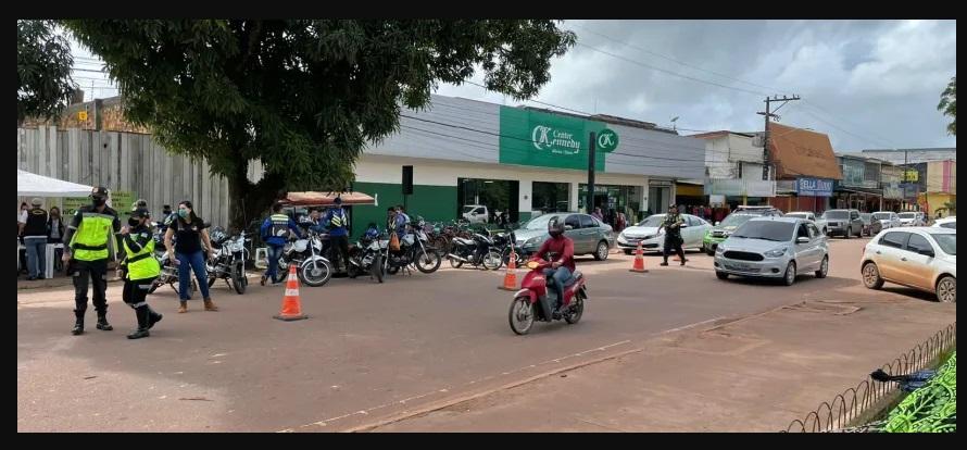 Blitz educativa alerta sobre as relações de consumo em Santana