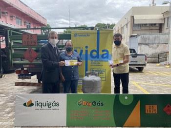 Colaboradores do TRE Amapá recebem doação de vale-gás