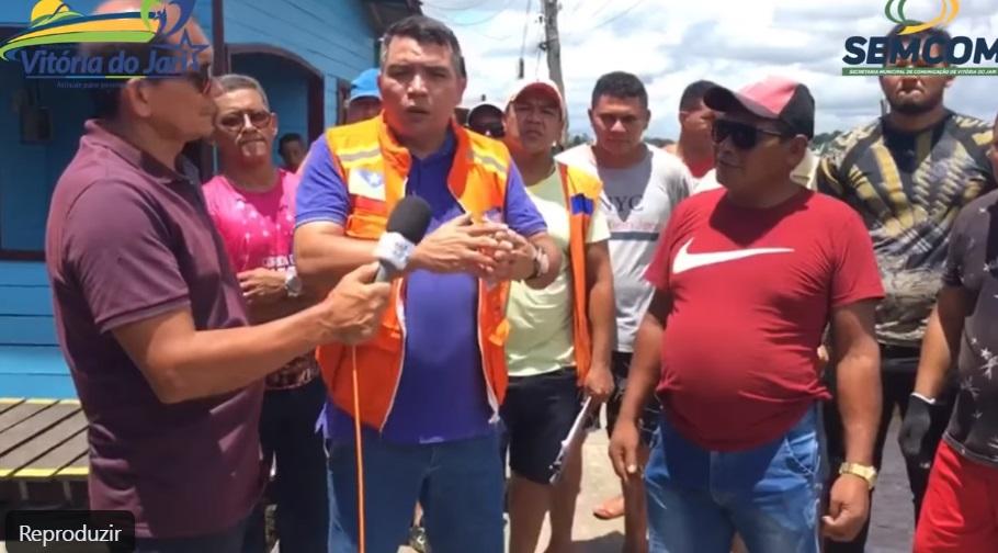 Prefeito Ary Duarte realiza entrega de telhas as famílias atingidas pelo vendaval