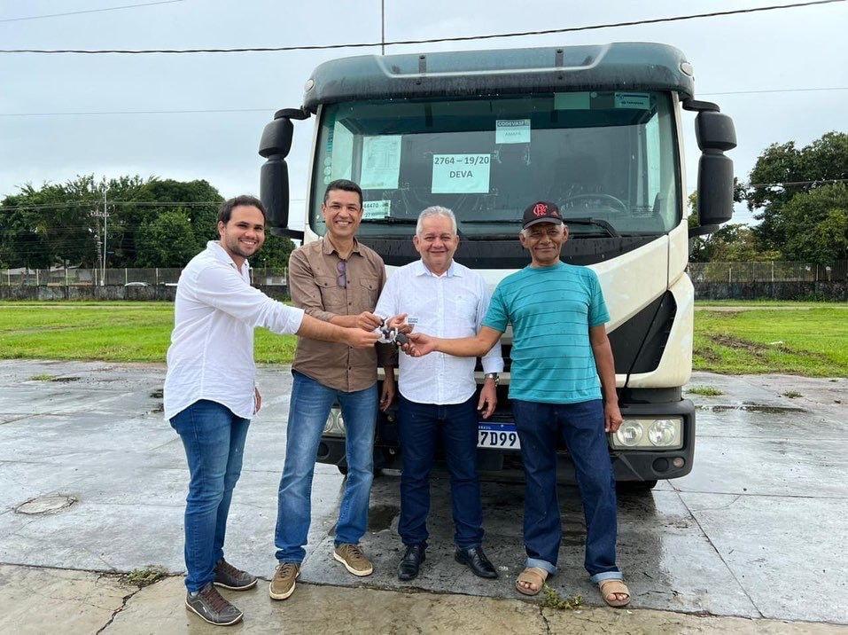 O Prefeito Carlos Sampaio recebeu a chave do novo coletor de lixo das mãos do Superintendente da Codevasf