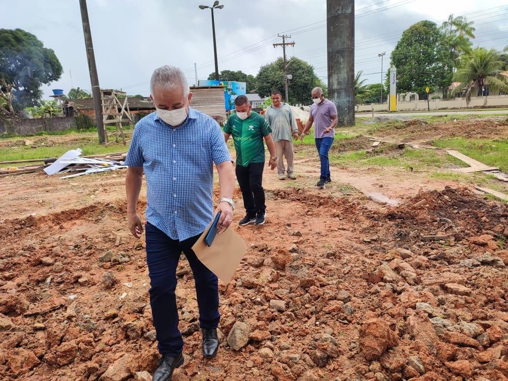Prefeito Carlos Sampaio, acompanhado dos vereadores Dorivan Sobral e Mauricio Sucupira,