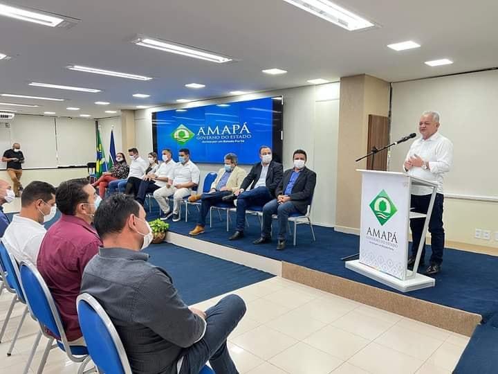 Prefeito Carlos Sampaio, presidente da Ameap, participa da cerimônia de assinatura do protocolo de intenções