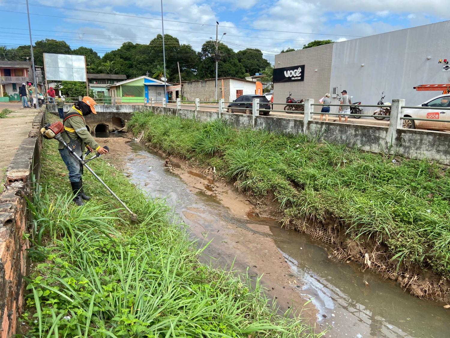 Prefeitura de Santana faz manutenção preventiva canais para minimizar os impactos das chuvas