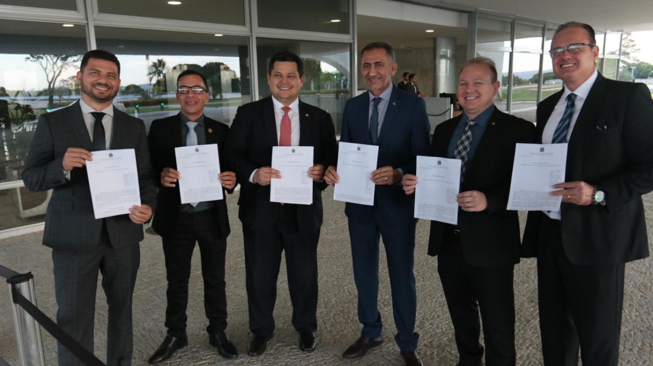Davi comemora transferência de terras para o Amapá