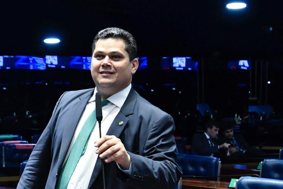 Senador Davi Alcolumbre (UB) presta contas de seu mandato à população amapaense