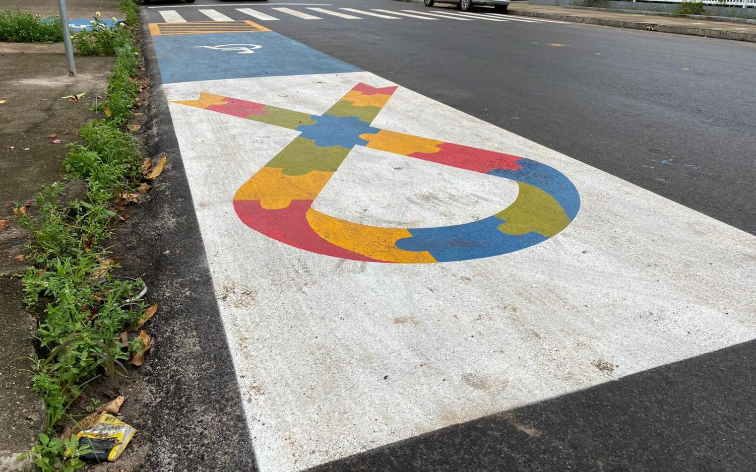 Símbolo do autismo é incluído nas vagas preferenciais de estacionamentos em Macapá