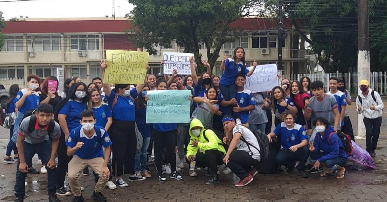 Alunos do Colégio Amapaense protestam por falta de professores