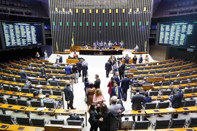 Dois projetos prometem baixar o valor da conta de luz, outro dá transparência à composição do preço do combustível na Petrobras