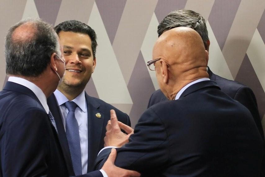 Comissão presidida por Davi Alcolumbre aprova saneamento básico como direito social na Constituição