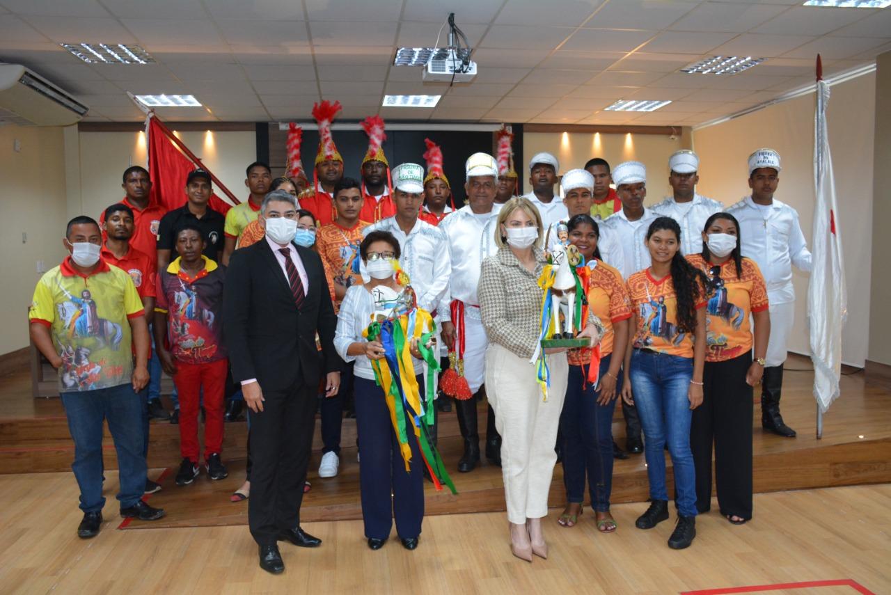 Cultura e fé: membros do MP-AP recebem imagens peregrinas de São Tiago e São Jorge