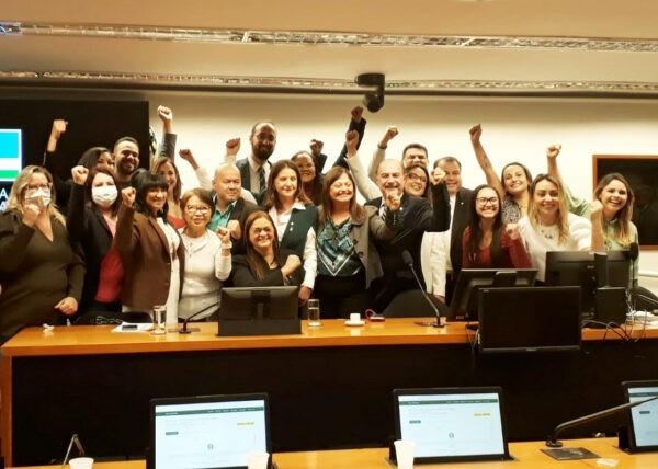 NOVO PISO SALARIAL DA ENFERMAGEM LUTA ENCABEÇADA POR LEDA SADALA