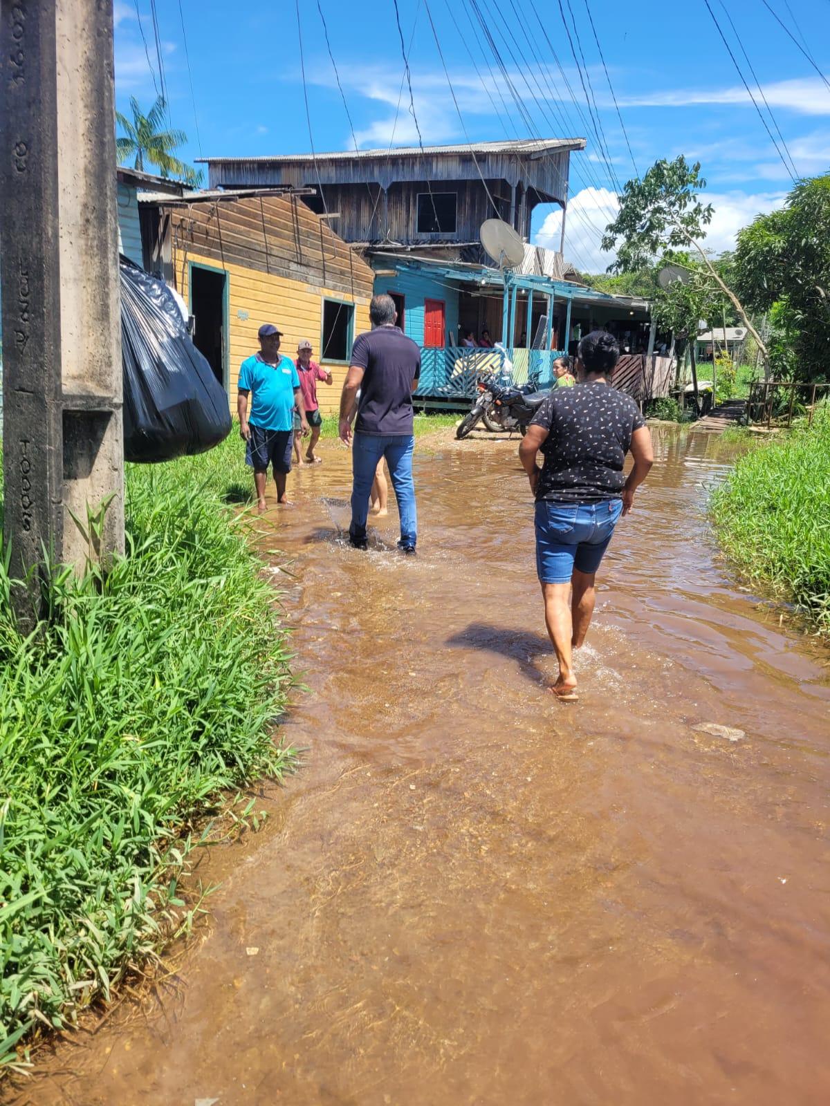 PREFEITURA DE MACAPÁ ATENDE FAMÍLIAS AFETADAS POR FORTES CHUVAS NA MADRUGADA DESTE DOMINGO (10)