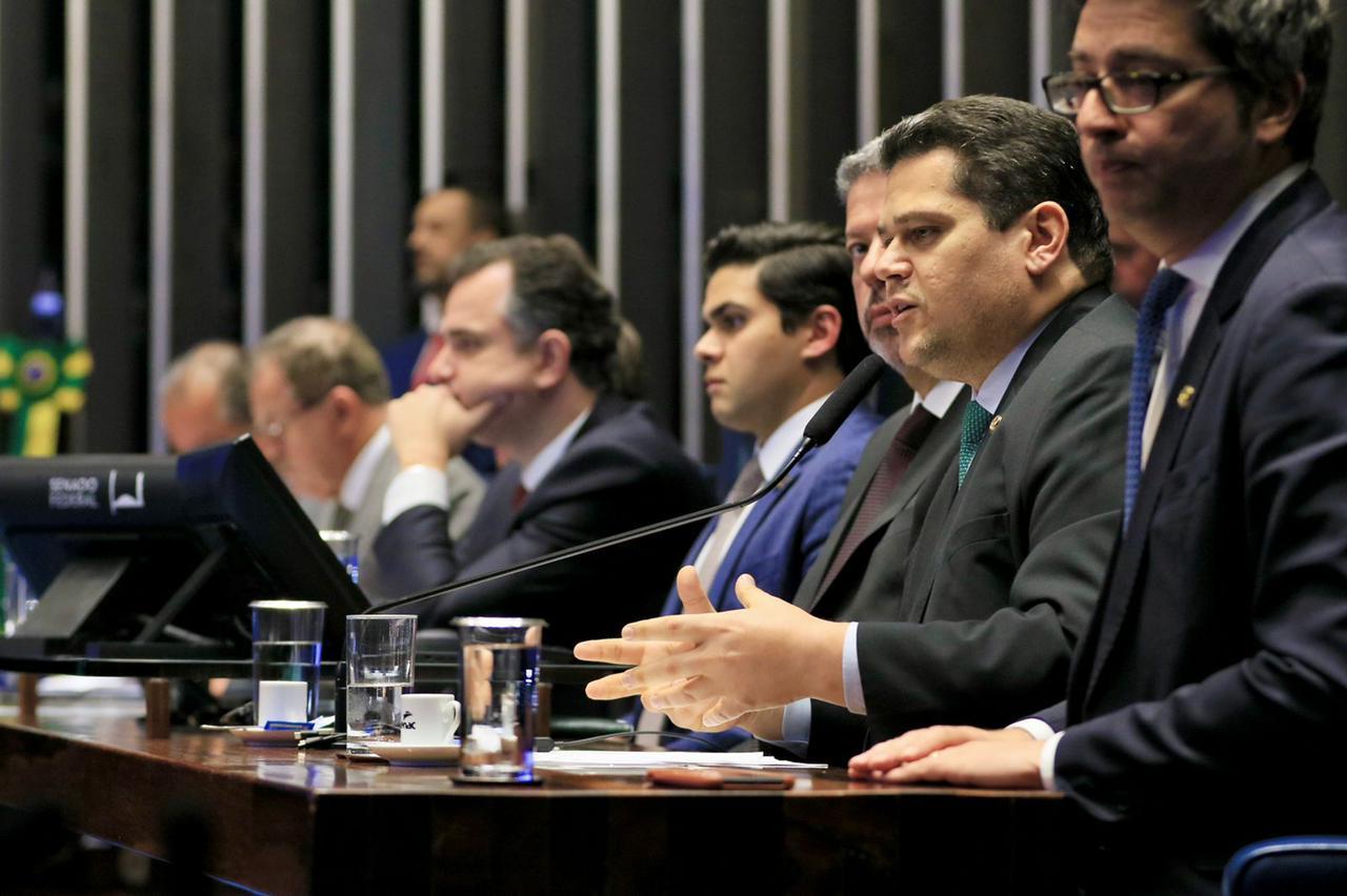 Relator da PEC do Piso Salarial da Enfermagem, Davi Alcolumbre comemora promulgação do texto