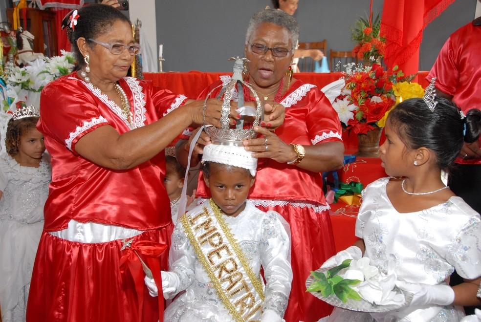 Coroação da Imperatriz e marabaixo de rua em Mazagão marcam Festa do Divino, no AP