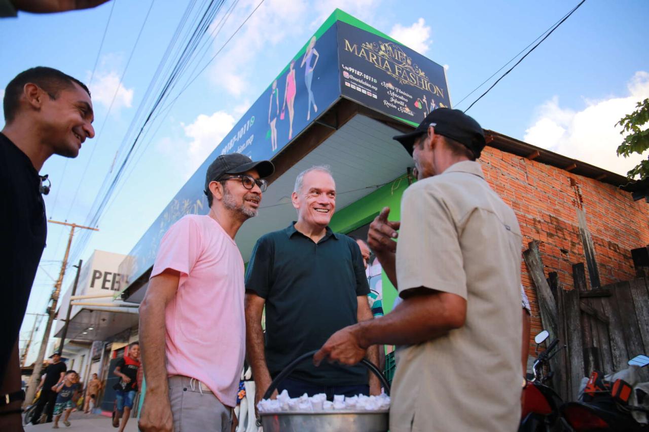Jaime caminha pelas ruas do bairro Zerão e conversa com comerciantes
