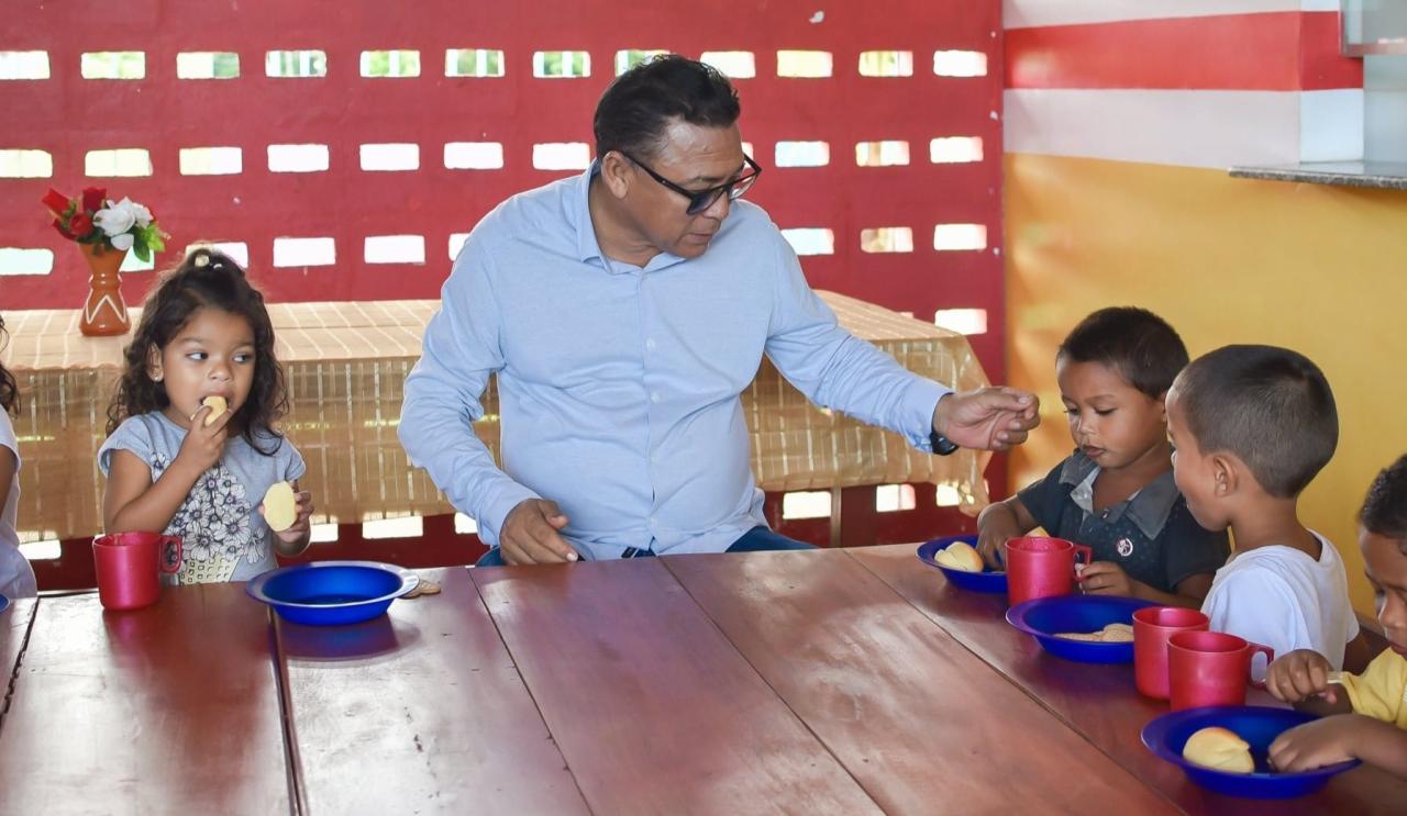 Manoel Souza, titular da SEMED de Mazagão realiza visita a escola e acompanha as aulas e merenda escolar