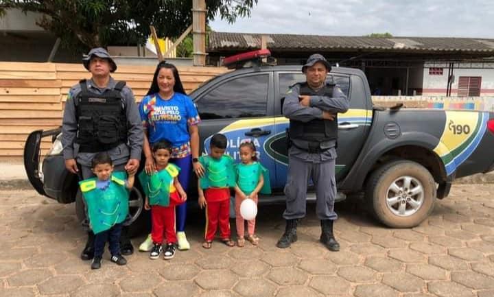 No dia do Soldado, a Escola Tia Iracema da Penha Viana recebe a visita de policiais militares.