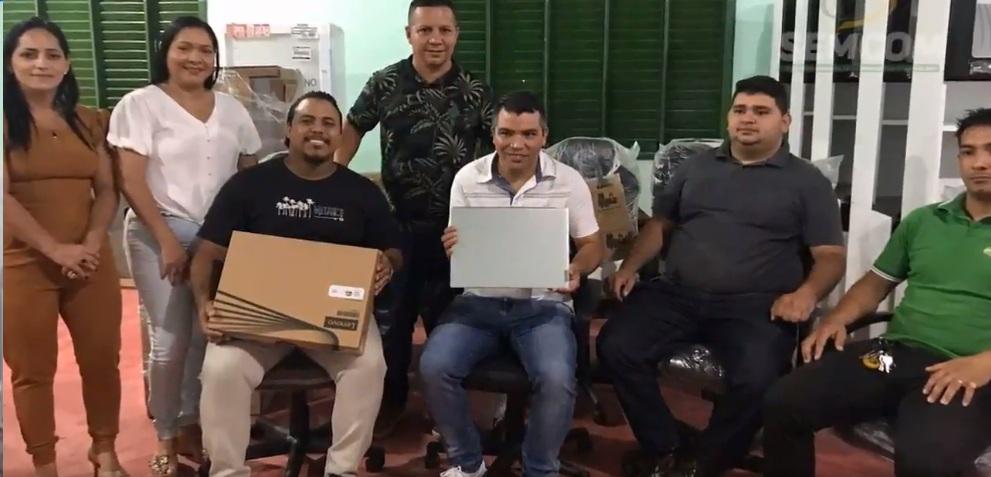 Prefeito Ary Duarte e Secretária de Assistência Social Deuzinete Matias, recebem diversos equipamentos e mobiliários