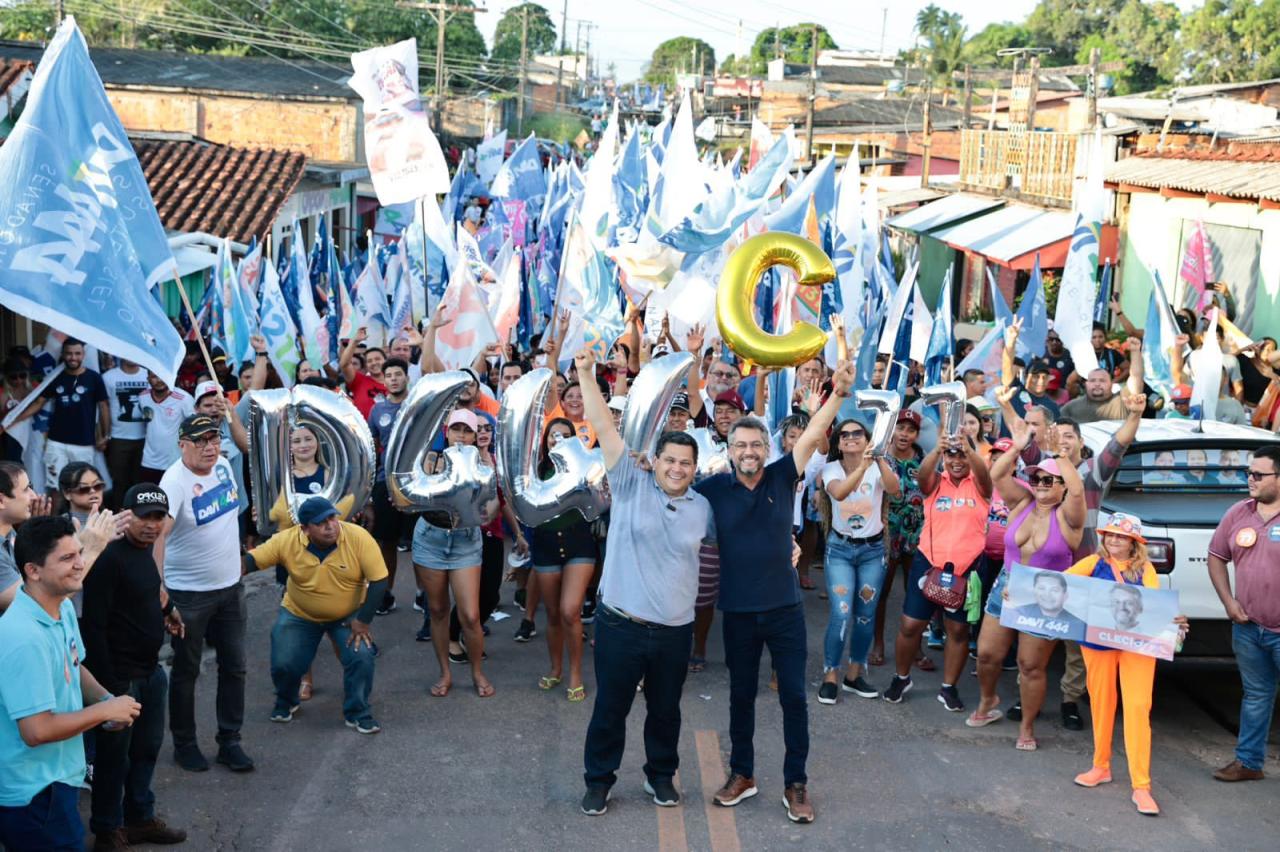 Davi caminha ao lado do povo em Fazendinha junto com Clécio