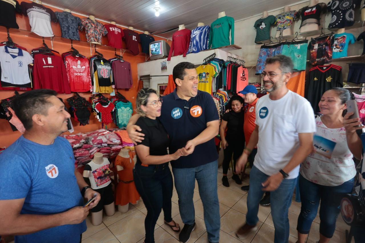 Davi conversa com comerciantes e moradores da área portuária