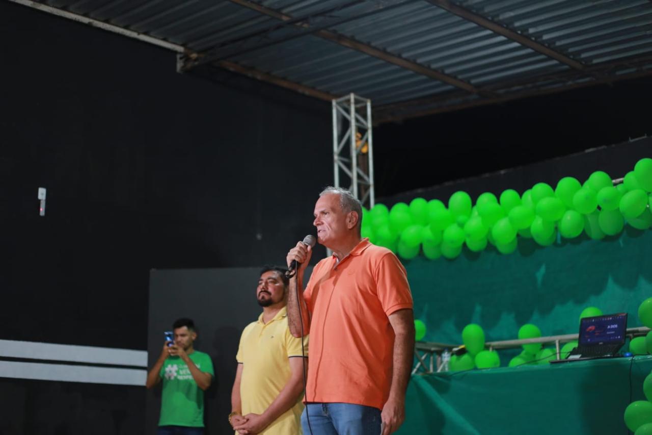 Jaime conversa com moradores do Macapaba