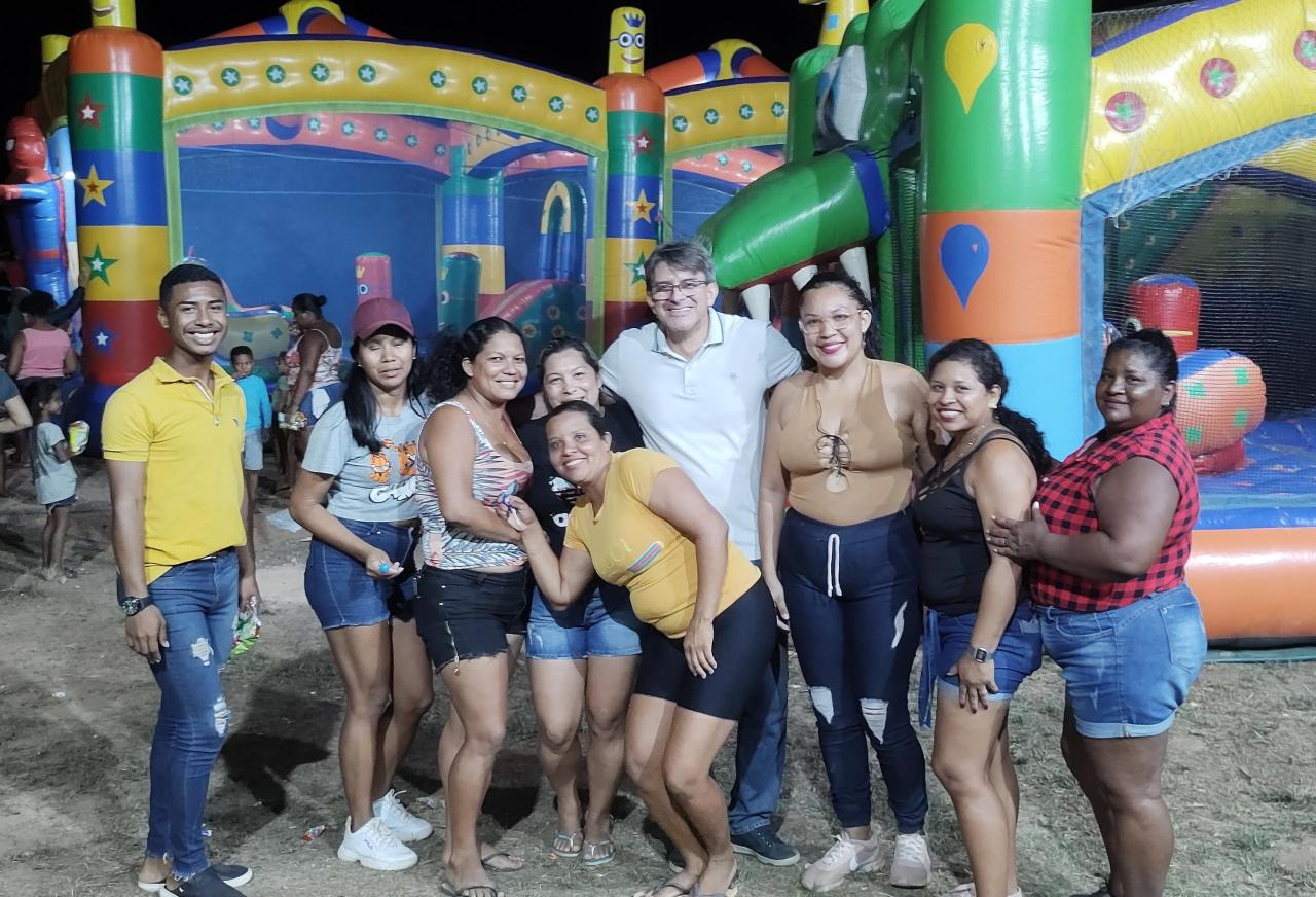 Festejos do Dia das Crianças na comunidade de  CUJUMBIM recebeu a equipe da prefeitura e o Prefeito Júnior Leite