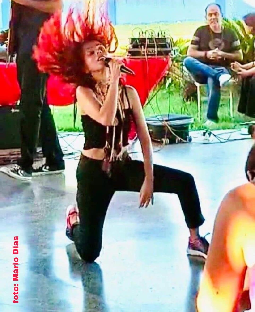 Poeta Mary Paes apresentou recital 